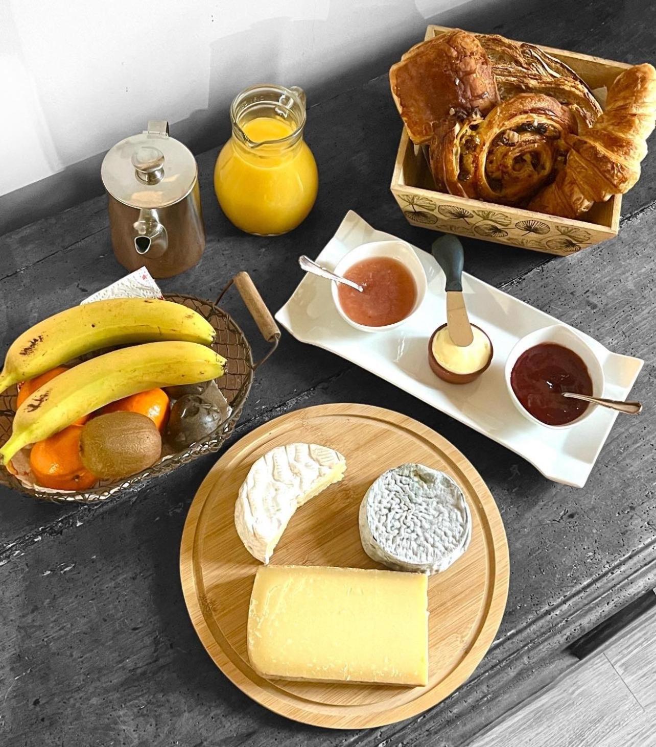 Le Clos Des Tilleuls D Day Home, Chambres D'Hotes, Suite Avec Sauna Privatif, Suite Avec Balneotherapie Privative, En Supplement Option Spa Bain A Remous La Vendelee Екстер'єр фото