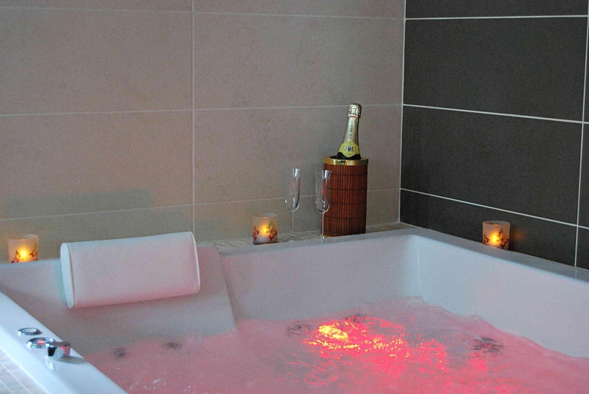 Le Clos Des Tilleuls D Day Home, Chambres D'Hotes, Suite Avec Sauna Privatif, Suite Avec Balneotherapie Privative, En Supplement Option Spa Bain A Remous La Vendelee Екстер'єр фото